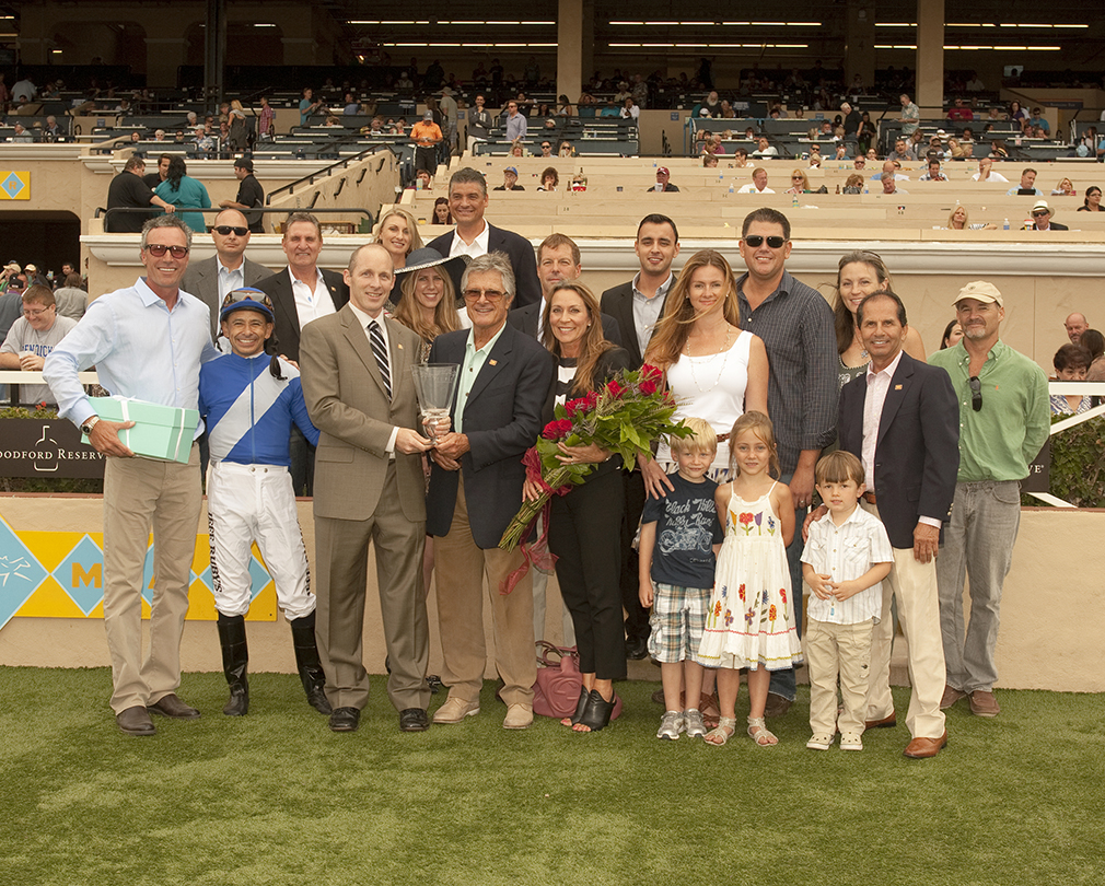 Cornier (blue jacket, holding the trophy) after Points Offthebench’s Bing Crosby victory at Del Mar | Benoit photo