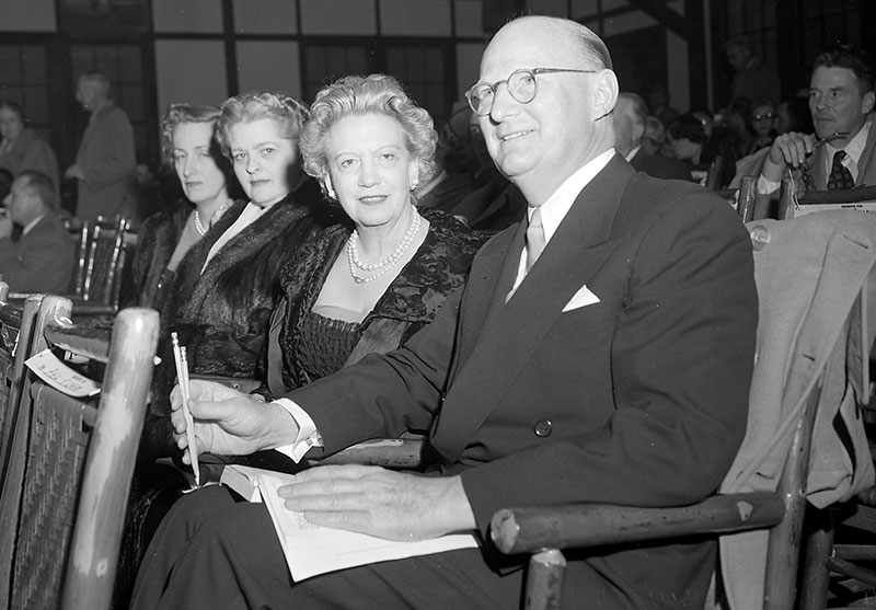 Pictured left to right: Unknown, Mrs. Dorothy Enslow Combs, Mrs. Elizabeth Arden Graham, Leslie Combs II on November 1, 1954 - Keeneland Library / Meadors Photographic Collection